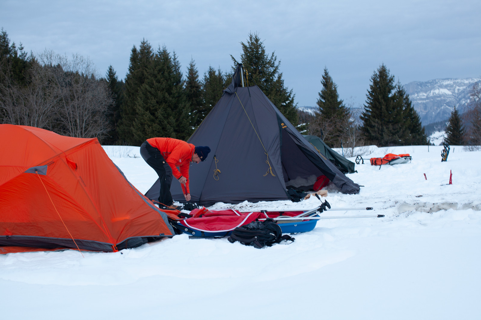 Montage d’un tipi dans la neige.